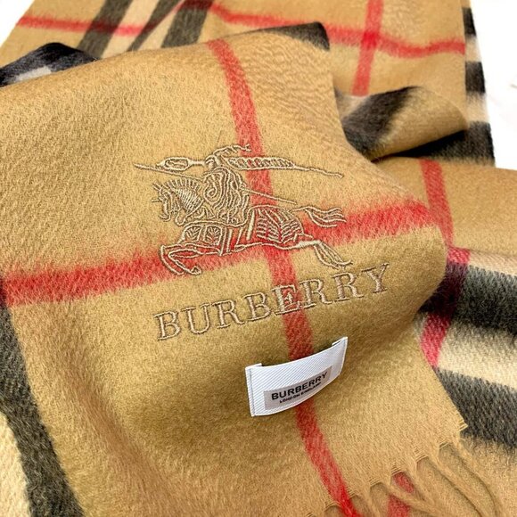 Burberry Women's Scarf - Picture 5 of 7